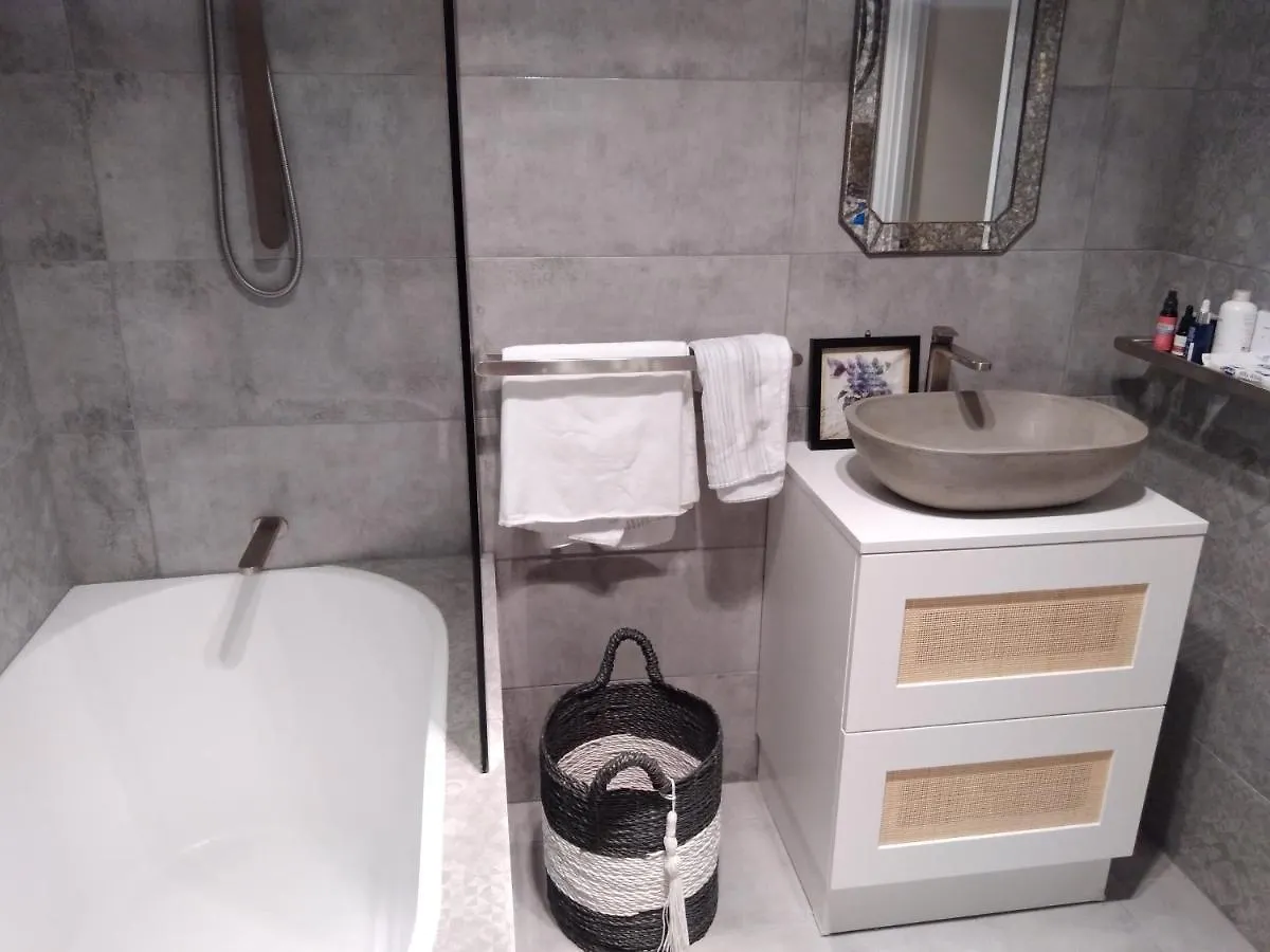 Peaceful, Convenient And Luxurious Apartment Phillip